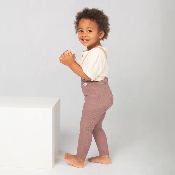 Rósbleikar leggings með böndum - handsaumaðar - mjúk barnaföt - leikskólaföt - LaríLei - Larí Lei - Peqne