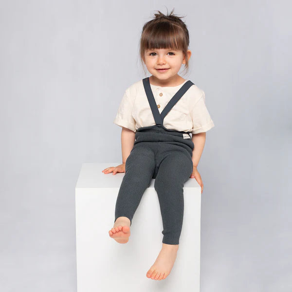 Perlugráar leggings með böndum - handsaumaðar - mjúk barnaföt - leikskólaföt - LaríLei - Larí Lei - Peqne