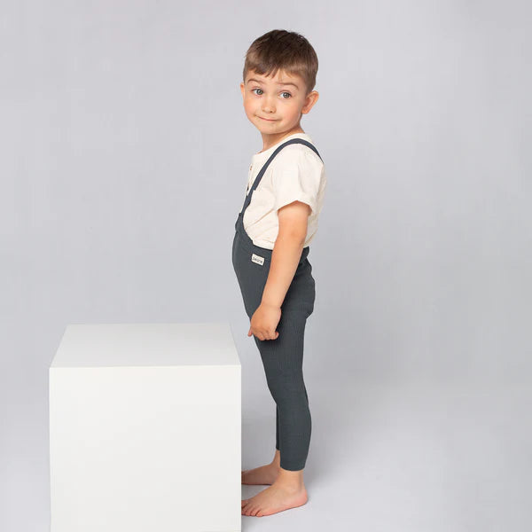 Perlugráar leggings með böndum - handsaumaðar - mjúk barnaföt - leikskólaföt - LaríLei - Larí Lei - Peqne