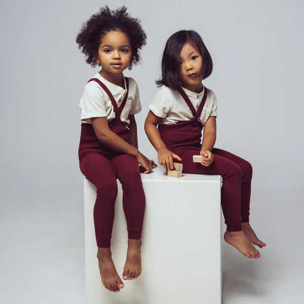 vínrauðar leggings með böndum - handsaumaðar - mjúk barnaföt - leikskólaföt - LaríLei - Larí Lei - Peqne