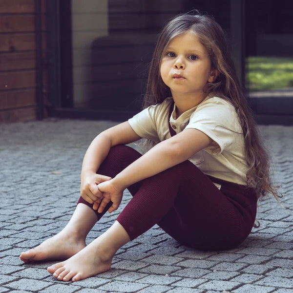 vínrauðar leggings með böndum - handsaumaðar - mjúk barnaföt - leikskólaföt - LaríLei - Larí Lei - Peqne