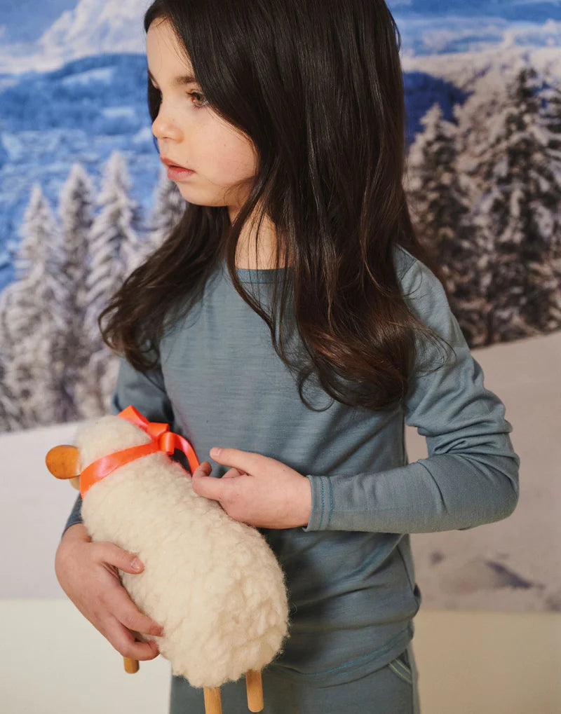 ullarföt, ullarbolur, föðurland fyrir krakka, barnaföt, mjúk barnaföt, blá peysa, merino ull peysa, smalls merino wool, hlý barnaföt, larílei, larí lei