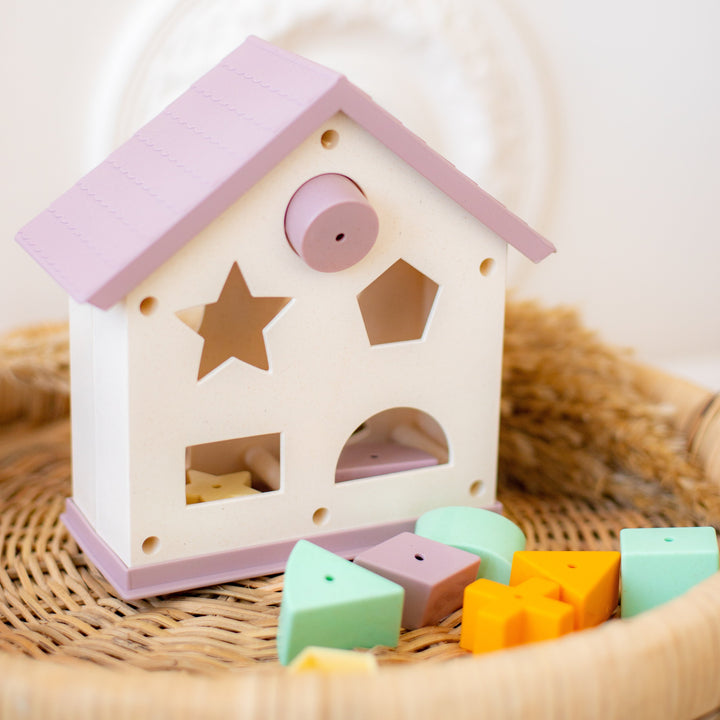 Vistvæn leikföng / eco / leikföng / lífrænt plast / þroskaleikföng / flokkunarbox / flokkunarhús / kubbar / Elfiki / kremaðar / krem hvítar / off white / hvítar / ólitaðar legging með böndum - handsaumaðar - mjúk barnaföt – leikskólaföt, jólagjöf fyrir börn, jólagjöf,  gjafapakki, gjafapakkar, LaríLei, Larí Lei, sniðugar gjafir, sniðug gjöf