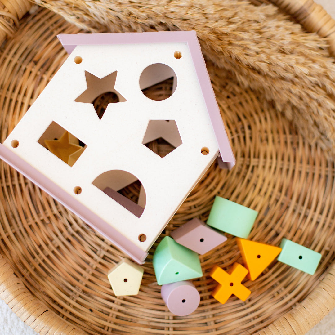 Vistvæn leikföng / eco / leikföng / lífrænt plast / þroskaleikföng / flokkunarbox / flokkunarhús / kubbar / Elfiki / kremaðar / krem hvítar / off white / hvítar / ólitaðar legging með böndum - handsaumaðar - mjúk barnaföt – leikskólaföt, jólagjöf fyrir börn, jólagjöf,  gjafapakki, gjafapakkar, LaríLei, Larí Lei, sniðugar gjafir, sniðug gjöf