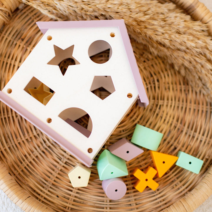 Vistvæn leikföng / eco / leikföng / lífrænt plast / þroskaleikföng / flokkunarbox / flokkunarhús / kubbar / Elfiki / kremaðar / krem hvítar / off white / hvítar / ólitaðar legging með böndum - handsaumaðar - mjúk barnaföt – leikskólaföt, jólagjöf fyrir börn, jólagjöf,  gjafapakki, gjafapakkar, LaríLei, Larí Lei, sniðugar gjafir, sniðug gjöf