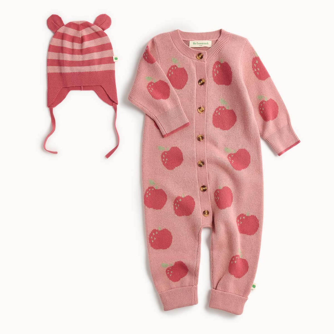 Prjónaður heilgalli, pjónuð húfa, mjúk barnaföt, bómullargalli, bómullarhúfa heilgalli, húfa, The Bonnie Mob, ungbarnaföt, barnaföt – LaríLei, Larí Lei, sniðug gjöf, skírnargjöf, jólagjöf, gjafapakki, gjafapakkar