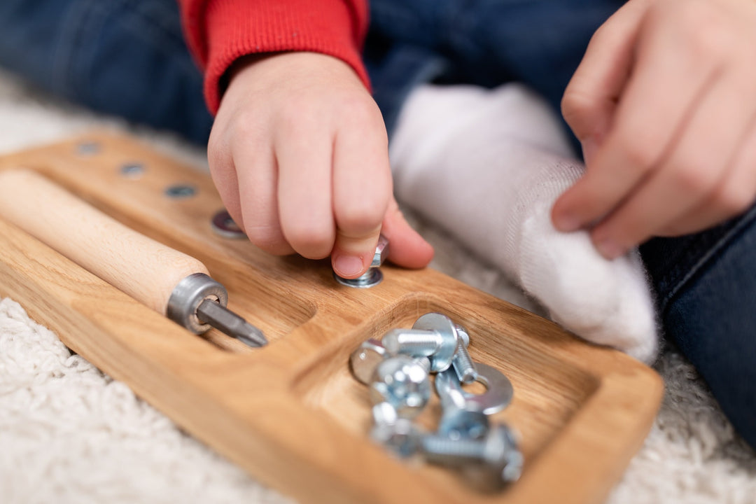 Handgerð leikföng / Þroskaleikföng / Viðarleikföng / Montessori / Sniðugar gjafir /Threewood / LaríLei / Larí Lei / skrúfuborð
