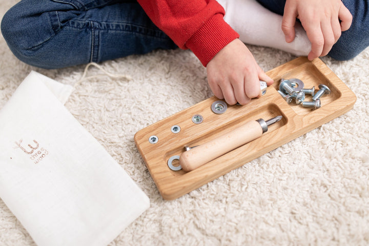 Handgerð leikföng / Þroskaleikföng / Viðarleikföng / Montessori / Sniðugar gjafir /Threewood / LaríLei / Larí Lei / skrúfuborð