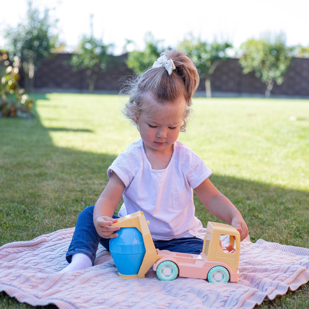 Vistvæn leikföng / eco / leikföng / lífrænt plast / bílar / bílaleikur / steypubíll / stór bíll / LaríLei / Larí Lei / sniðugar gjafir / sniðug gjöf / Elfiki /mjúk barnaföt, stutterma bolur, léttur fatnaður, the bonnie mob, lífræn bómull, jólagjöf fyrir börn, jólagjöf,  gjafapakki, gjafapakkar