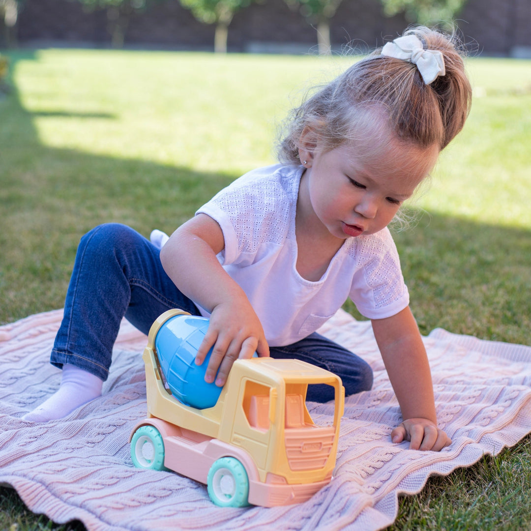 Vistvæn leikföng / eco / leikföng / lífrænt plast / bílar / bílaleikur / steypubíll / stór bíll / LaríLei / Larí Lei / sniðugar gjafir / sniðug gjöf / Elfiki /mjúk barnaföt, stutterma bolur, léttur fatnaður, the bonnie mob, lífræn bómull, jólagjöf fyrir börn, jólagjöf,  gjafapakki, gjafapakkar