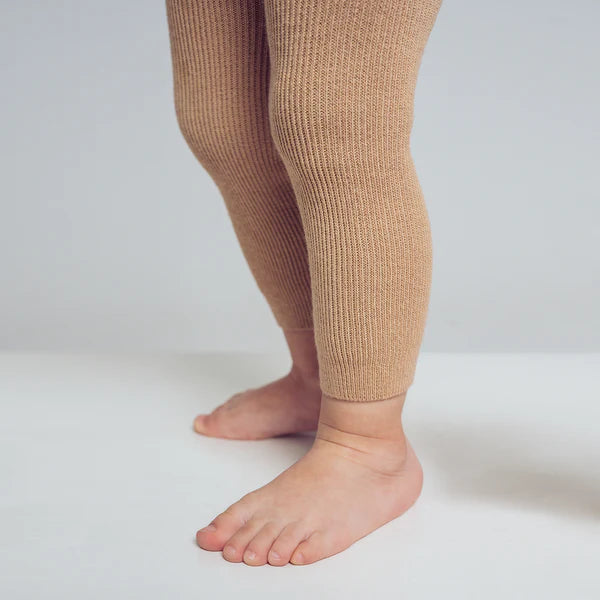 brúnar legging með böndum - handsaumaðar - mjúk barnaföt - leikskólaföt - LaríLei - Larí Lei - Peqne 