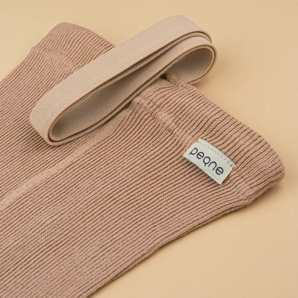 brúnar legging með böndum - handsaumaðar - mjúk barnaföt - leikskólaföt - LaríLei - Larí Lei - Peqne 