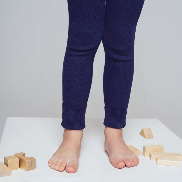 bláar / navy bláar / dökkbláar legging með böndum - handsaumaðar - mjúk barnaföt - leikskólaföt - LaríLei - Larí Lei - Peqne