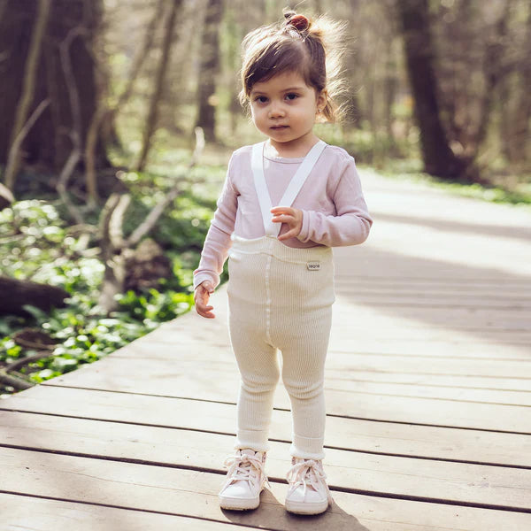kremaðar / krem hvítar / off white / hvítar / ólitaðar legging með böndum - handsaumaðar - mjúk barnaföt - leikskólaföt - LaríLei - Larí Lei - Peqne