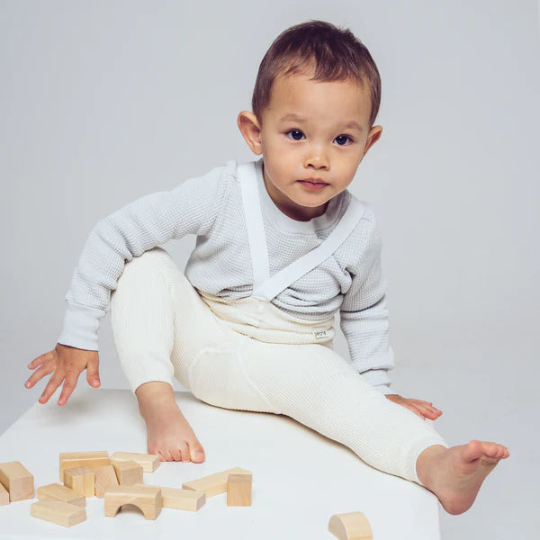 kremaðar / krem hvítar / off white / hvítar / ólitaðar legging með böndum - handsaumaðar - mjúk barnaföt - leikskólaföt - LaríLei - Larí Lei - Peqne