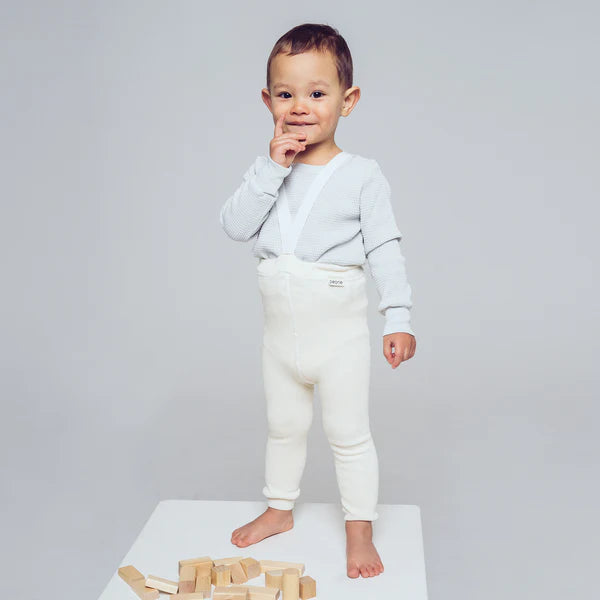 kremaðar / krem hvítar / off white / hvítar / ólitaðar legging með böndum - handsaumaðar - mjúk barnaföt - leikskólaföt - LaríLei - Larí Lei - Peqne